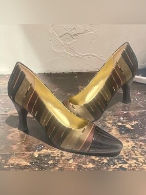 Proxy NWT Classic Striped Brown Kitten Heel Pumps. Gold lined. 7.5